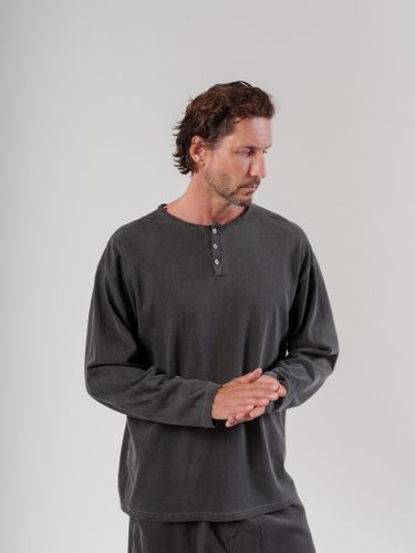 Графитовый лонгслив с пуговицами