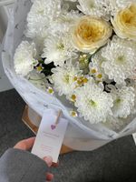 Букет из хризантемы, ромашки, кустовой пионовидной розы и диантусов!