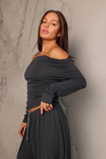 Лонгслив с открытым плечом из тонкого трикотажа