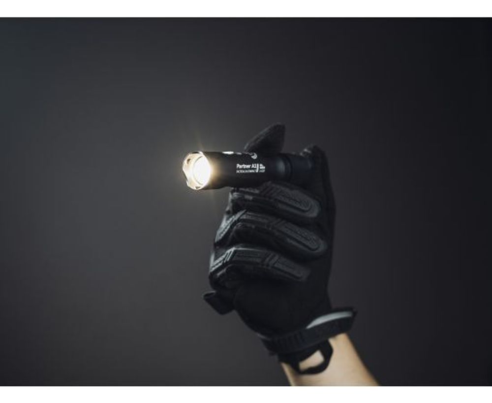 Фонарь Armytek Partner A1 Pro v3 / XP-L Теплый / 465 лм / TIR 20°:80° / 1xAA или 1x14500