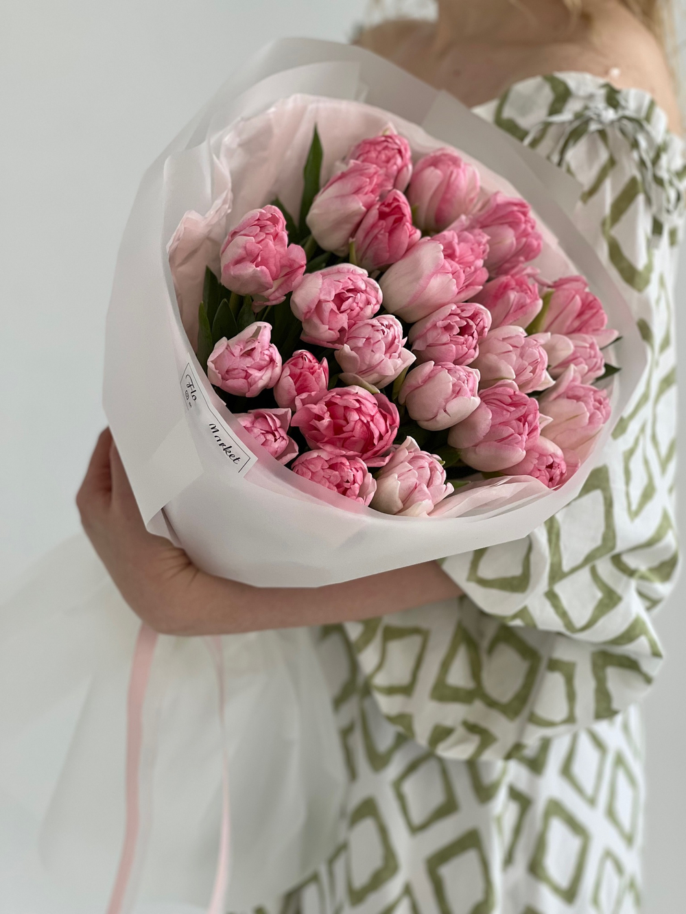 Роскошные пионовидные тюльпаны нежно-розового оттенка в авторском оформлении от Флора Маркет