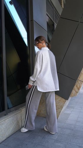 Серый трикотажный костюм с брюками