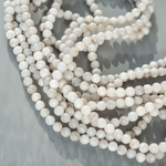 аб-10 Агат натуральный белый с серым узором 10мм, нить 38см