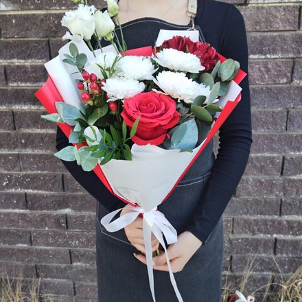 Букет с розой, хризантемой, эустомой, и гиперикумом