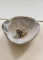 Кольцо Круэлла, далматиновая яшма и фианит