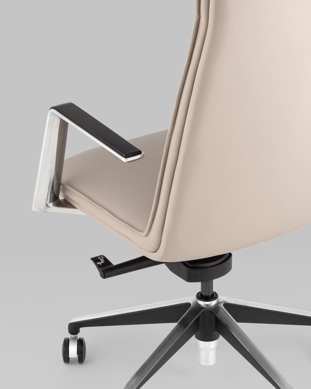 Кресло руководителя TopChairs Arrow светло-серый