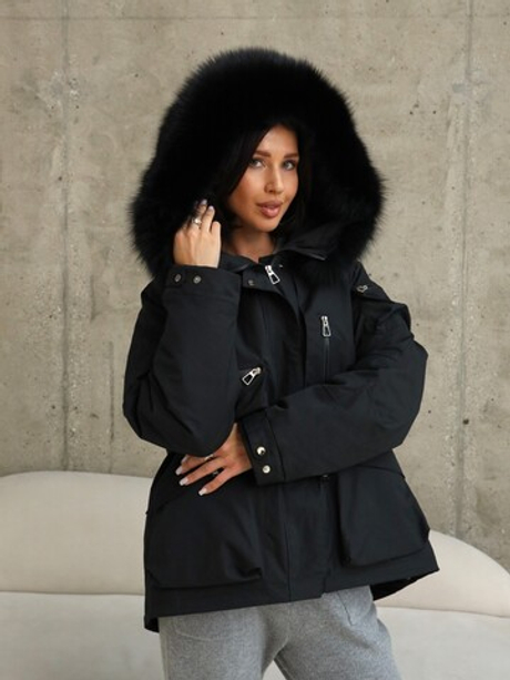Черная укороченная парка с меховым воротником