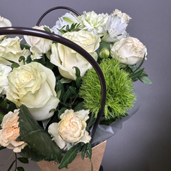 Композиция в сумочке "Mируша" (роза кустовая,альстромерия,диантус)