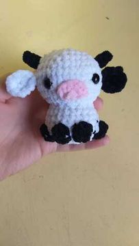 Вязаная игрушка ручной работы "Коровка"