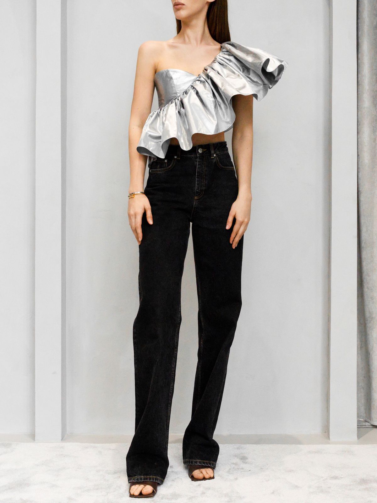 Блуза-топ на одно плечо с рюшем