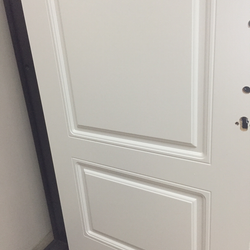 Входная дверь в квартиру Лекс Гранд черный кварц /  №55 Белая шагрень (белый матовый, без текстуры)
