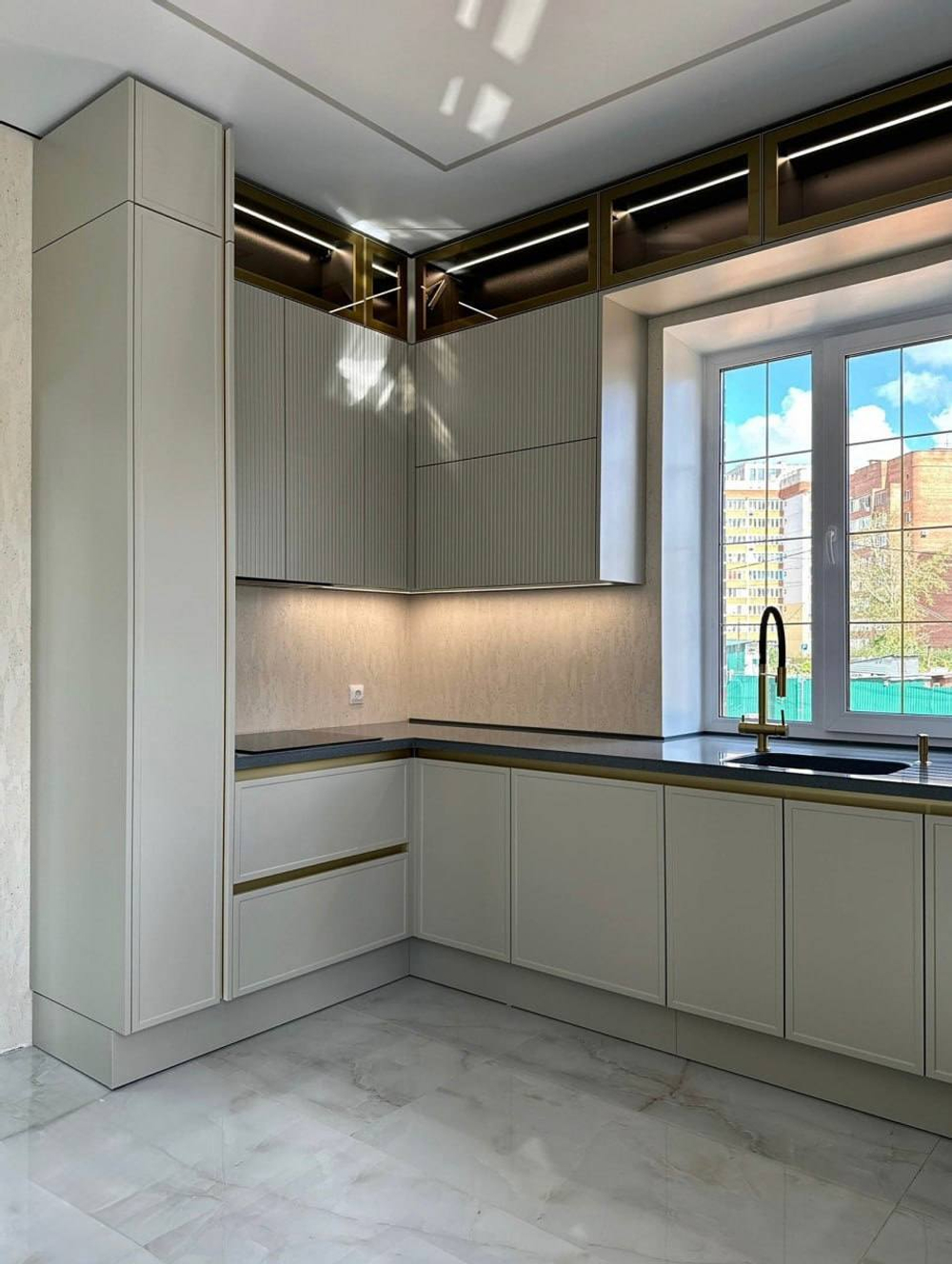 Элегантная кухня с интегрированной мойкой в акриловую столешницу