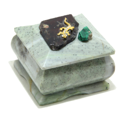 Шкатулка малая с ящеркой и минералами из офиокальцита , размер 7-7-6см вес 400гр