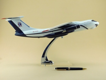 Модель самолета Ил-76ТД (М1:100, SOUTH AIRLINES)