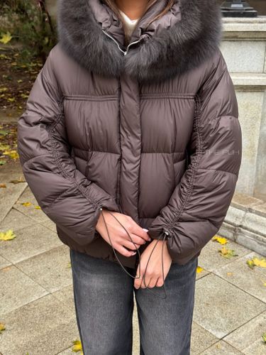 Короткий шоколадный пуховик с затяжками на рукавах