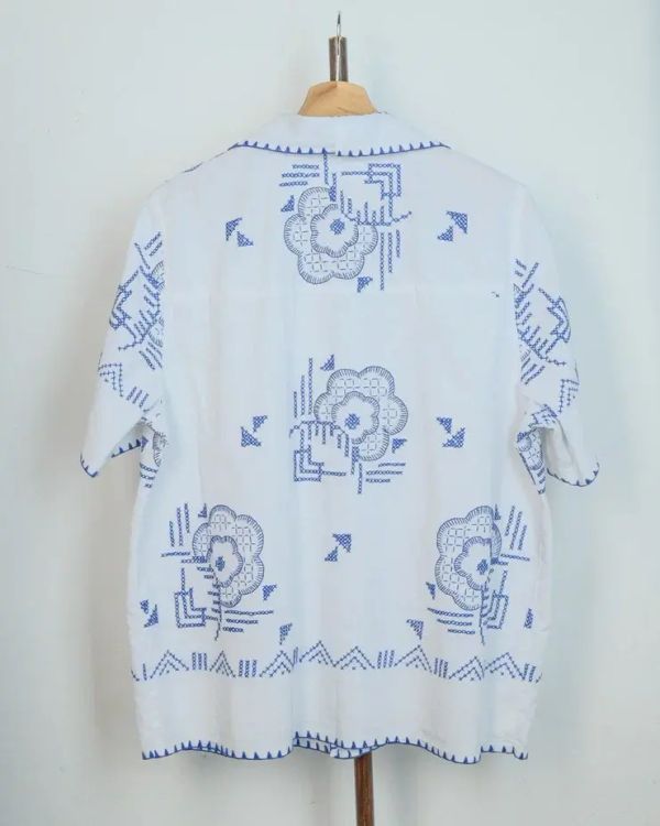 Рубашка с Синими Вышитыми Цветами белая - фото 5