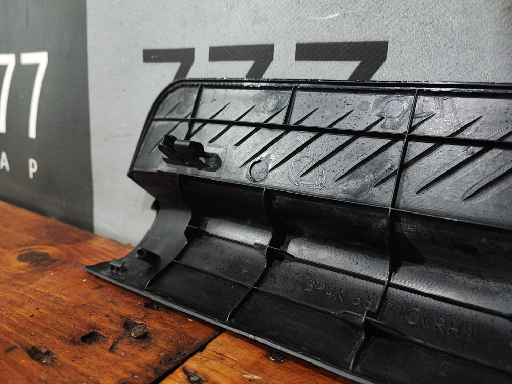 Накладка порога правого Mazda 3 (BK) Новая Оригинал BP4K68710