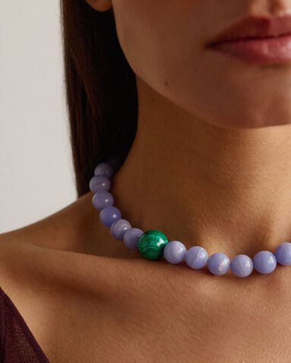 Бусы из сапфирина с акцентной бусиной из малахита