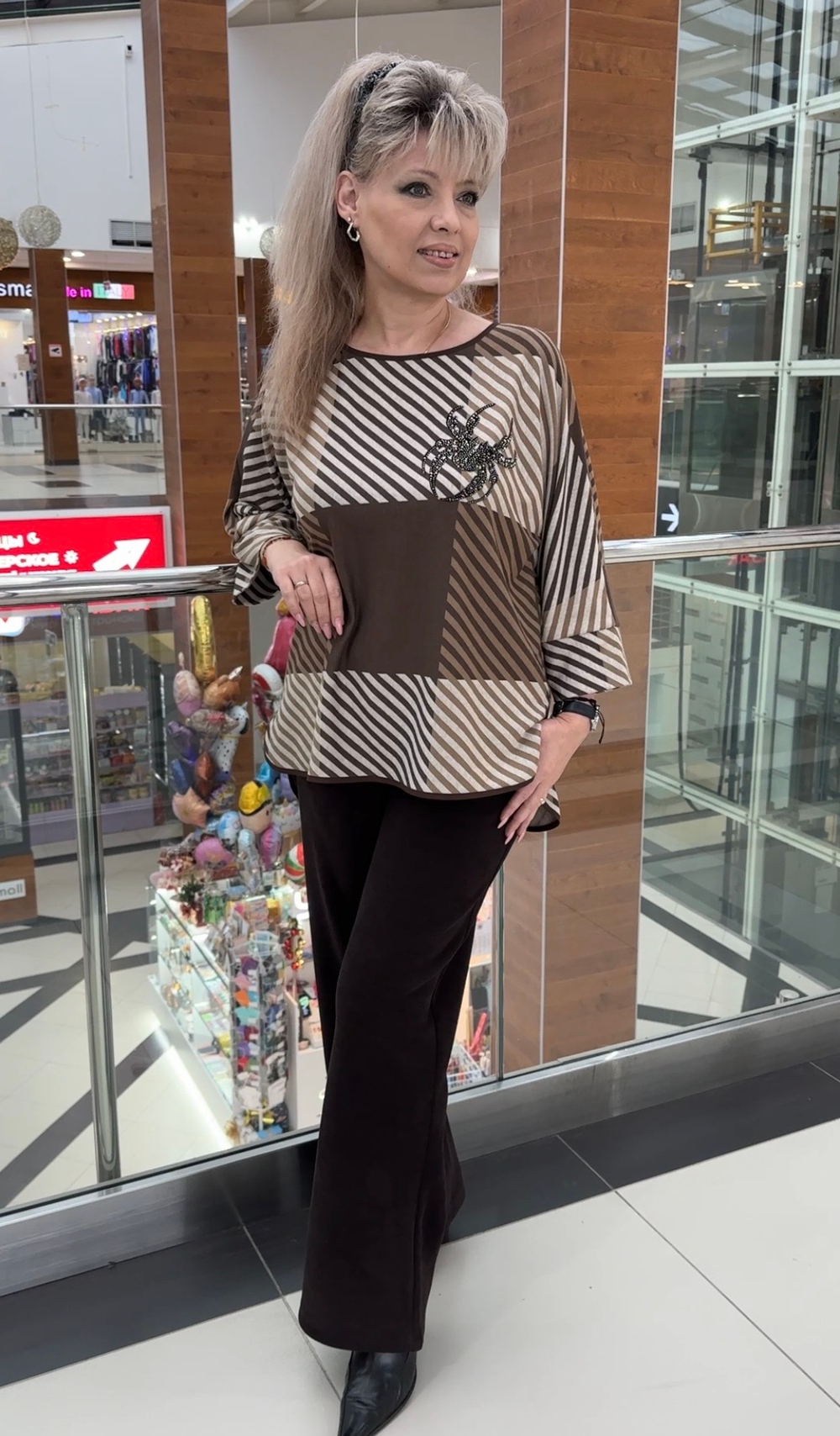 Блузон с оригинальным изображением и стразовым крабом