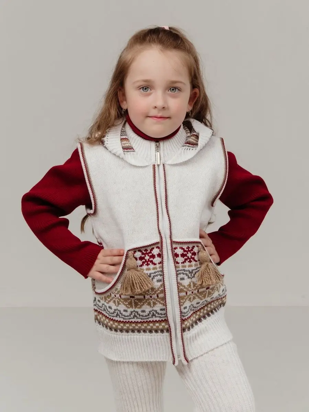 Жилетка вязаная с капюшоном