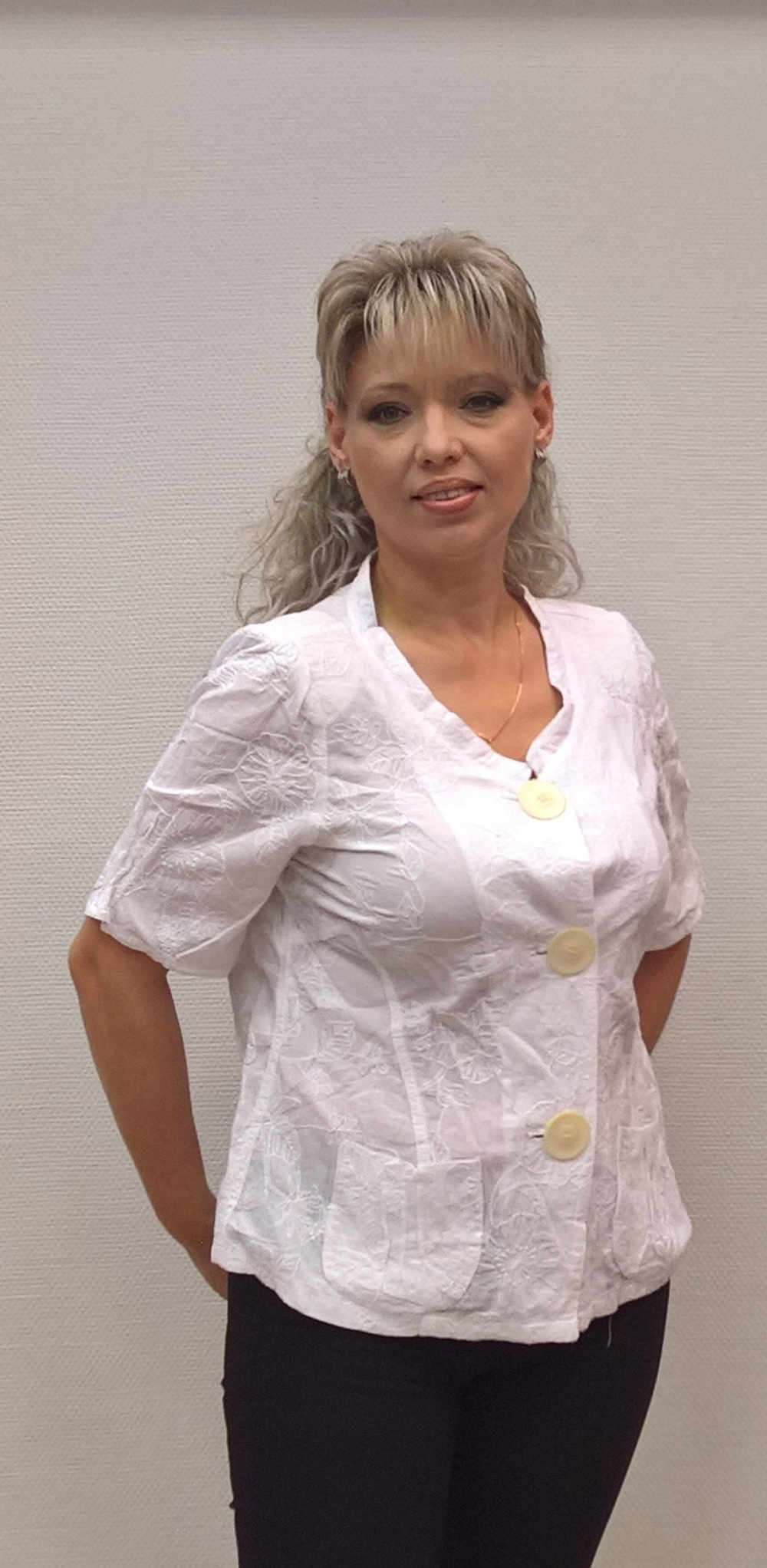 Короткий летний белый жакет с кармашками