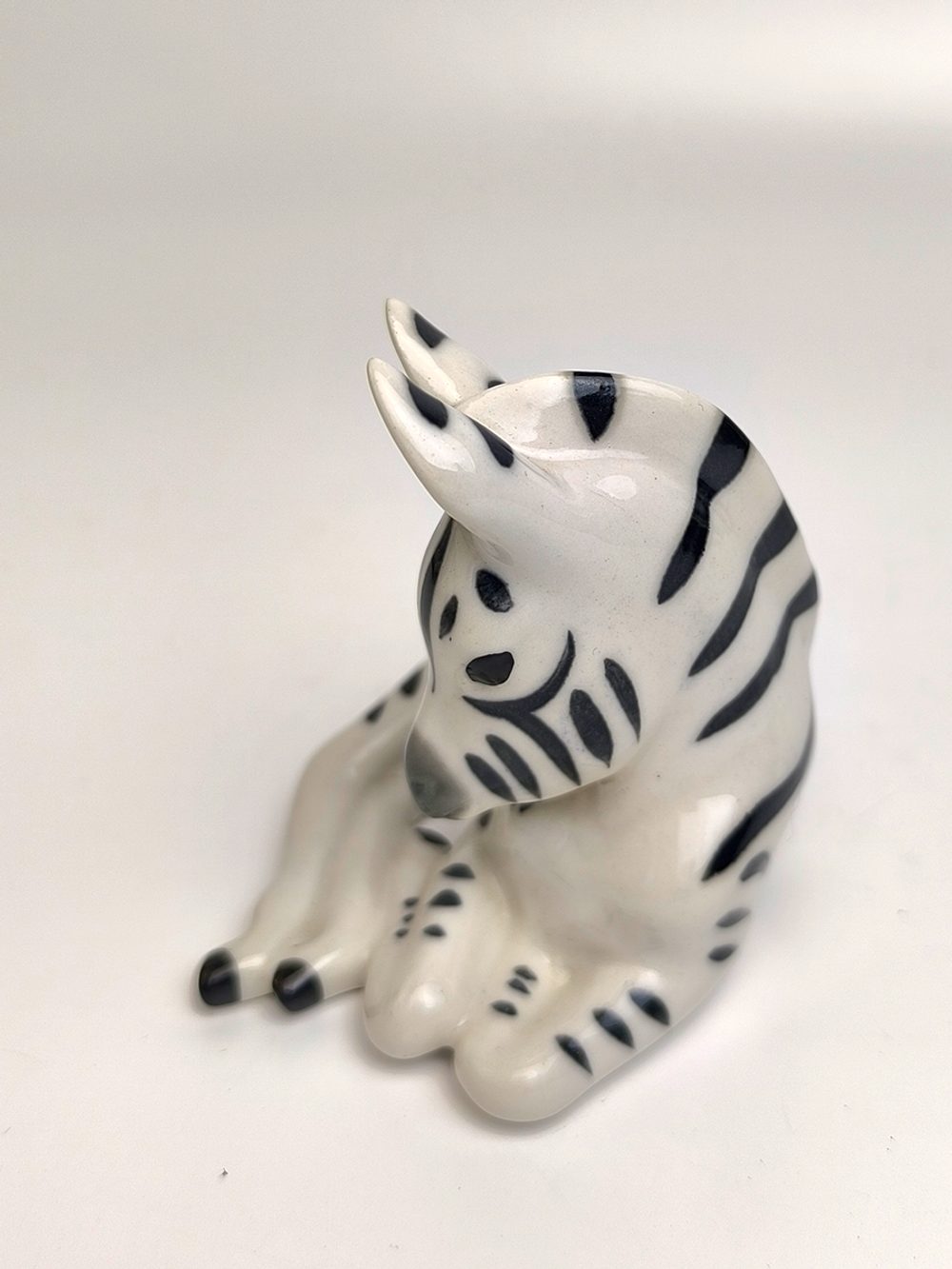 Фарфоровая статуэтка "Зебренок лежащий" ЛФЗ