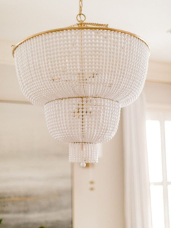 Роскошная люстра с каскадом жемчужных бусин на золотом основании ✨