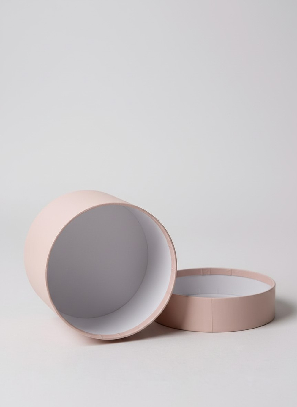 Плотная шляпная коробка с крышкой без лент. Цвет; Пыльно розовый.