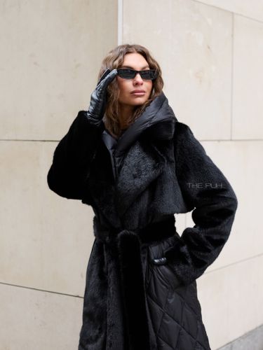 Черный комбинированный пуховик с капюшоном и поясом