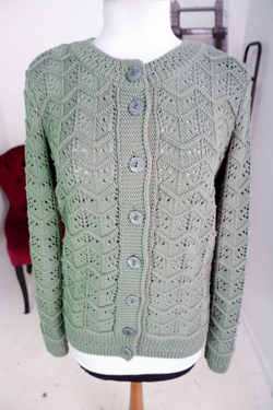 Кардиган приятного оттенка для уютного вечера, визуально на 46 размер