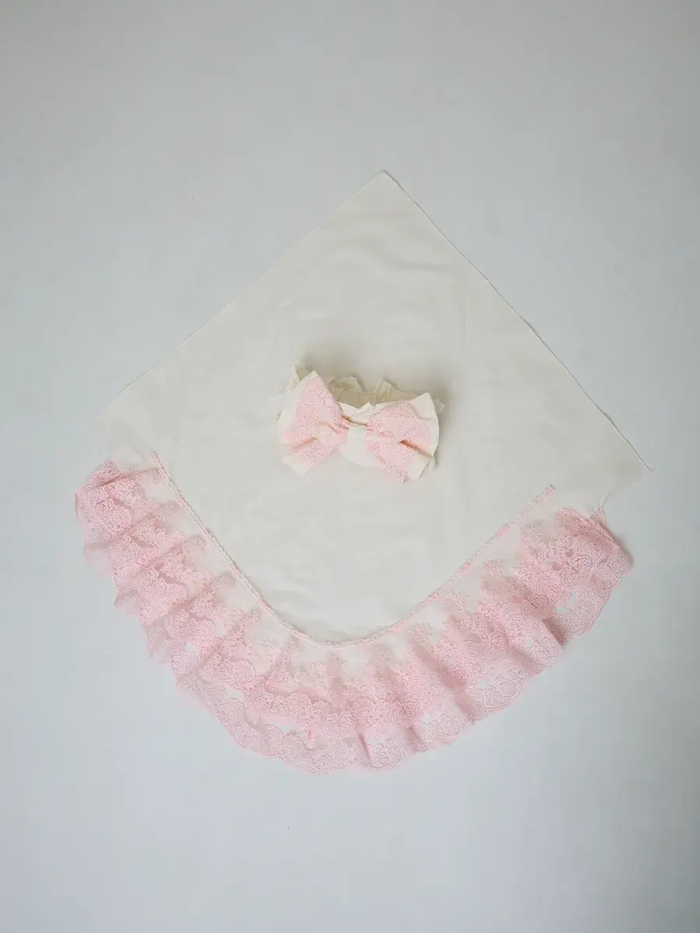 Кружевной уголок и бант на выписку