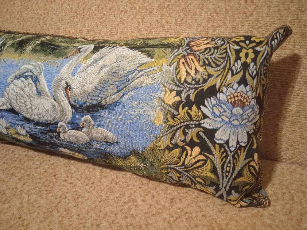 Декоративный гобеленовый чехол Семья лебедей 34х77