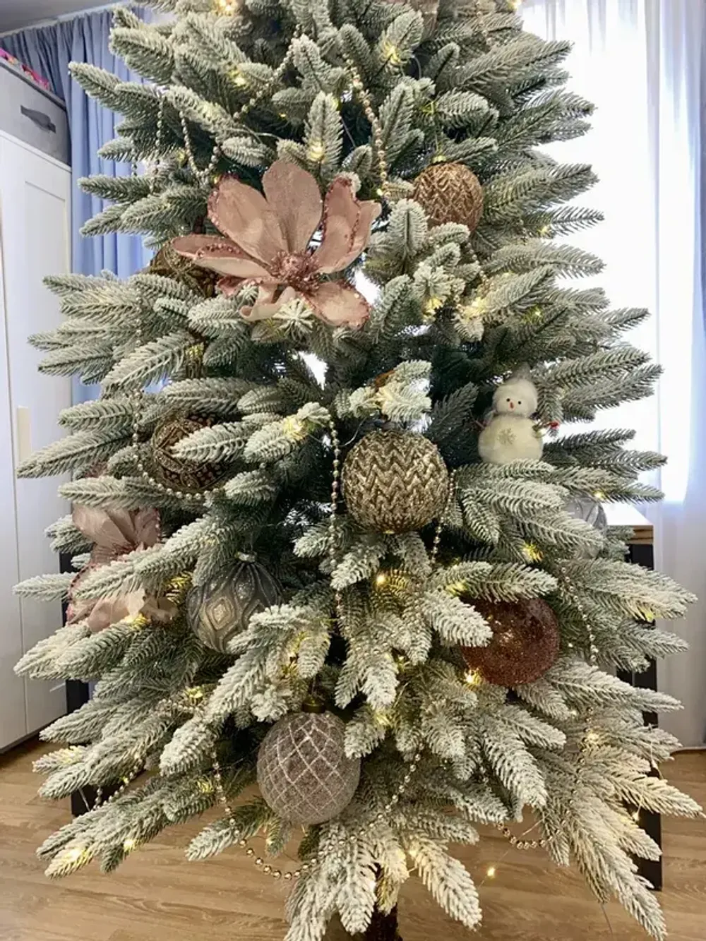 Заснеженная елка на ножке «Иветта» (Литая хвоя) от 1.1 м до 2,4 м