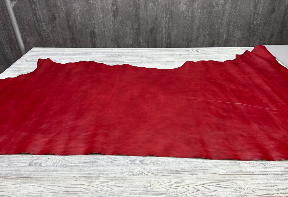 Фото целой шкуры кожи из италии Кузна цв. Красный / Cusna Fiora Red, тощ. 1,4-1,6 мм