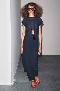 ZARA ТРИКОТАЖНОЕ ПЛАТЬЕ МИДИ С ЭФФЕКТОМ ЖАТКИ, МОРСКОЙ СИНИЙ