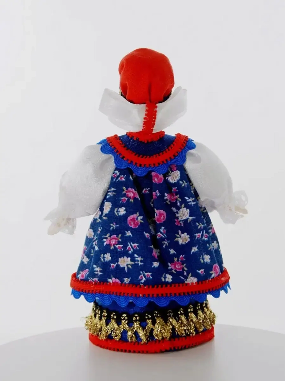 Кукла фарфоровая