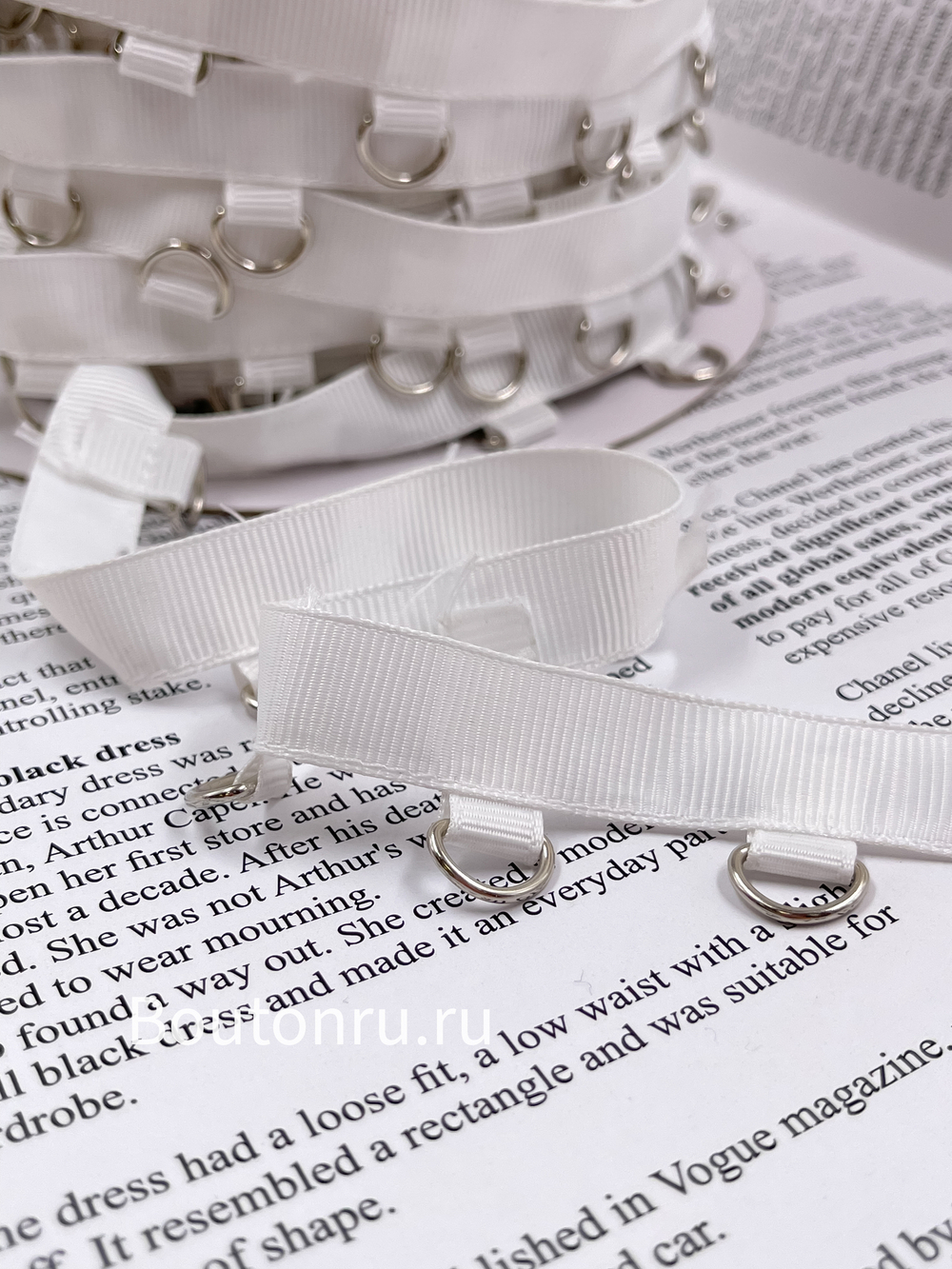 Тесьма белая с серебристыми полукольцами корсетная