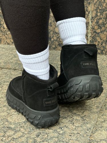 Низкие черные угги на тракторной подошве