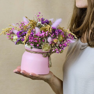 Букет из сухоцветов в розовом кашпо