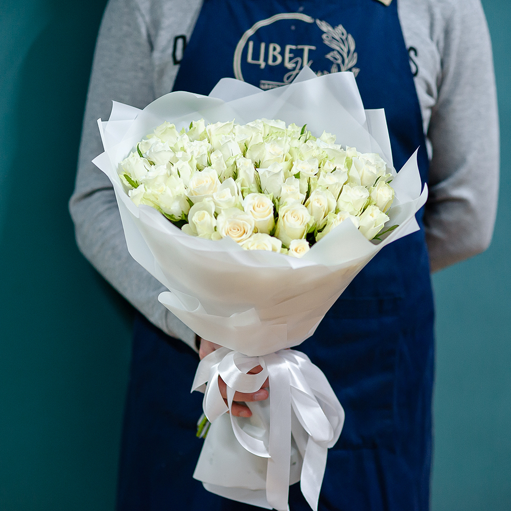 51 белая кенийская роза в оформлении