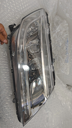 Оригинальная LED фара на Honda Crider (Левый руль, высокая комплектация)