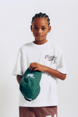 ZARA ФУТБОЛКА С НАШИВКОЙ И ТЕКСТОВЫМ ПРИНТОМ, БЕЛЫЙ