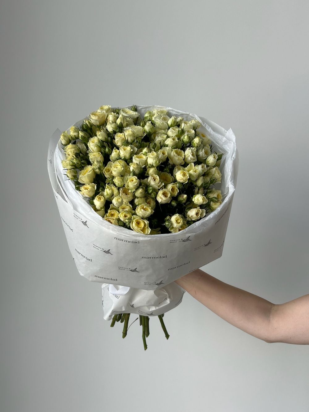Букет моно из кустовых роз 15 шт в светло-желтом оттенке