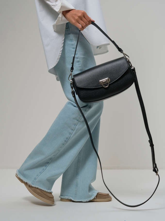 Сумка кожаная на плечо багет черная