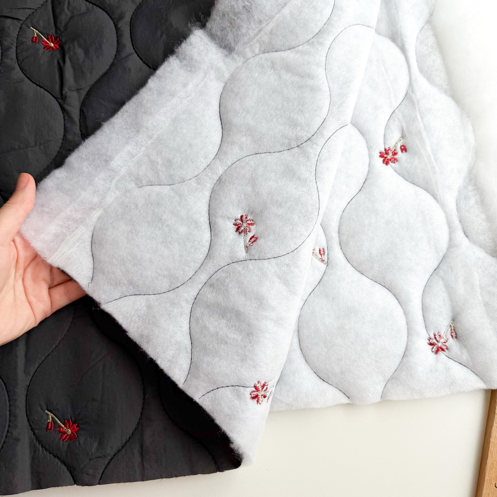 Курточная стежка Красные цветы на графитовом фоне