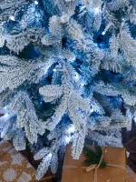 Заснеженная ель с гирляндой «Россо» холодный свет (Литая+пвх) от 1.2 до 2.4 м