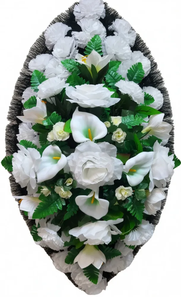 Ритуальный венок из белых калл, роз и гвоздик на темно-зеленой основе