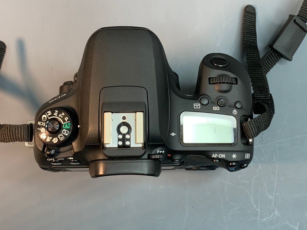 Canon 77D kit 18-55mm 3.5-5.6 IS STM 15.700 кадров