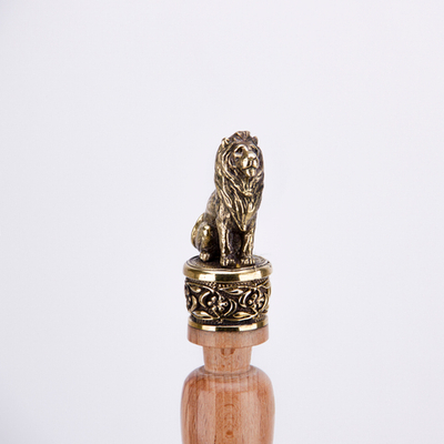 Подарочный набор "Кнут и пряник"-"Лев" (кнут кожаный с деревянной ручкой с навершием в виде фигурки из латуни, крючок "Лев", пряник, книга "Кнут и пряник", футляр)