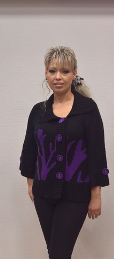 Черный короткий жакет с фиолетовым принтом